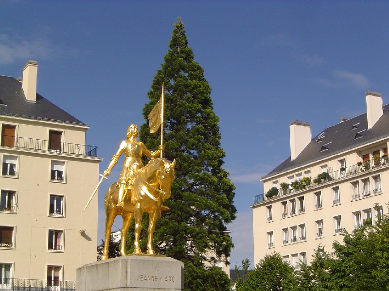 Séquoia géant et statue de Jeanne d'Arc